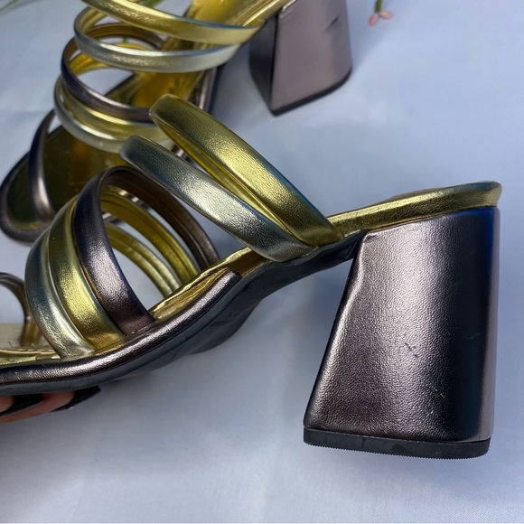 Farm Rio Block Heel Slide Sandal Womens Shoe
Metallic Gold Silver Size 6 - Picture 7 of 15